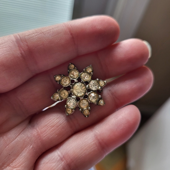 Vintage Silver Tone and Clear Rhinestone Star Snowflake Brooch - Picture 6 of 13